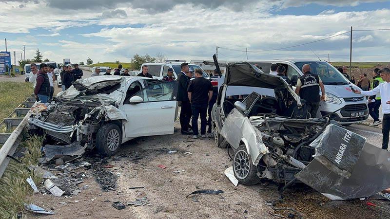 Kırıkkale'de iki otomobil çarpıştı: 3 ölü, 6 yaralıKırıkkale'nin Karakeçili ilçesinde iki otomobilin çarpıştığı kazada 3 kişi hayatını kaybetti, 6 kişi yaralandı.