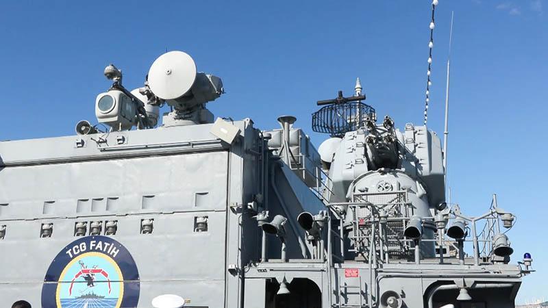 TCG Fatih, Sarayburnu Limanı'nda ziyarete açıldıİstanbul'un fethinin 573. yıl dönümünde, Türk Deniz Kuvvetleri'ne ait TCG Fatih-Fırkateyni, Sarayburnu Limanı'nda ziyaretine açıldı. Çok sayıda aile gün boyu gemiye yoğun ilgi gösterdi.