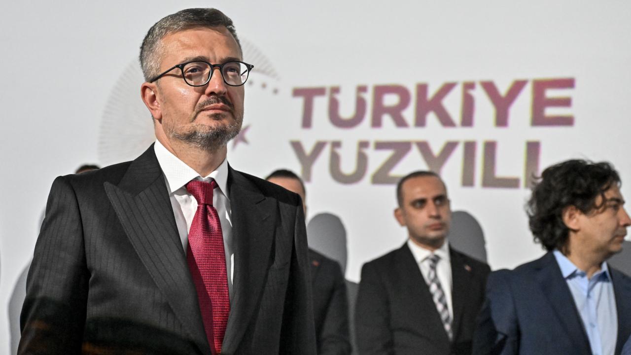 İletişim Başkanı Duran, "Fatih Sultan Mehmet ve İstanbulun Fethi" temalı deneyim çadırını ziyaret etti
