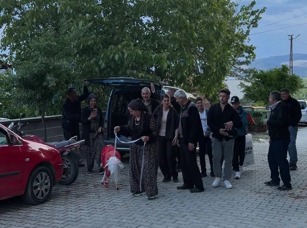 Askerdeki damattan nişanlısına hediye koç