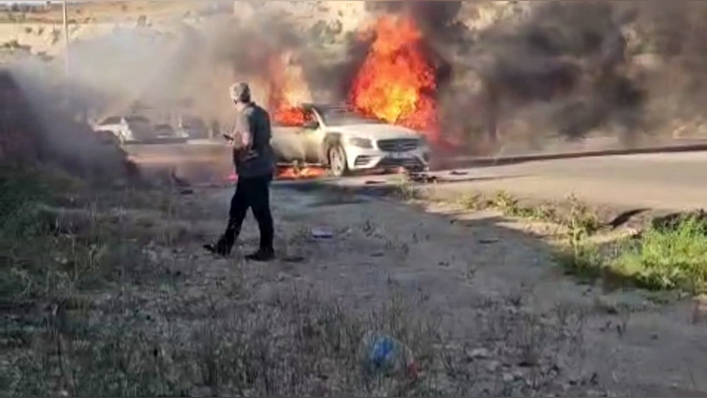 Gaziantep’te seyir halindeki lüks otomobil alev alev yandı