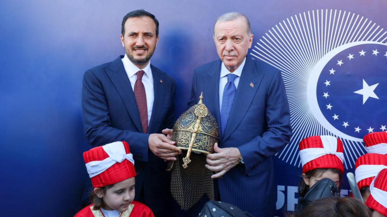 Cumhurbaşkanı Erdoğan'a özel hazırlanan miğfer hediye edildi