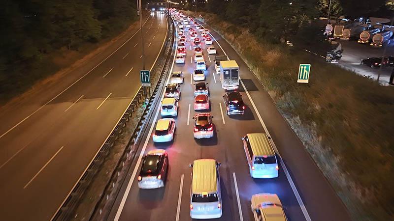 TEM Otoyolu Kocaeli geçişinde bayram dönüşü yoğunluğuKurban Bayramı tatilinin 7'nci gününde TEM Otoyolu’nun Kocaeli geçişi İstanbul yönünde trafik yoğunluğu oluştu.