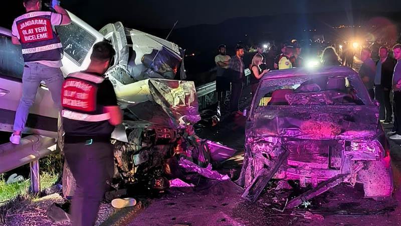 Mersin'de 3 aracın karıştığı zincirleme kaza: 1 ölü, 5 yaralıMersin'in Mut İlçesinde bir cip, bir otomobil ve bir TIR'ın karıştığı zincirleme kazada 1 kişi öldü, 5 kişi de yaralandı.