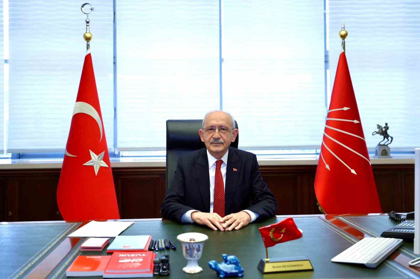 CHP Genel Başkanı Kemal Kılıçdaroğlu, genel başkanlık makamında çalışmalara başladı.