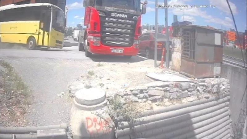 Beylikdüzü'nde freni boşalan İETT otobüsü TIR'a çarptı; kaza kamerada