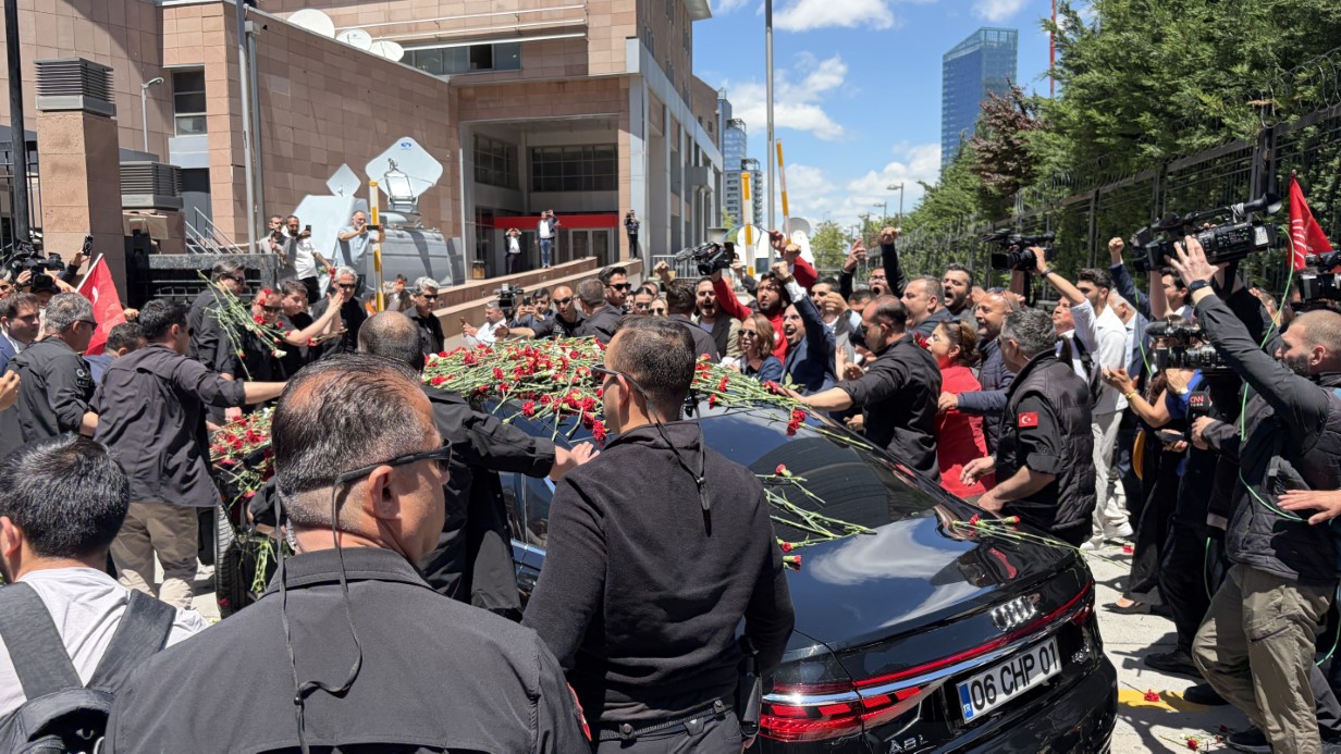 Kılıçdaroğlu, Genel Merkez’de çiçeklerle karşılandı