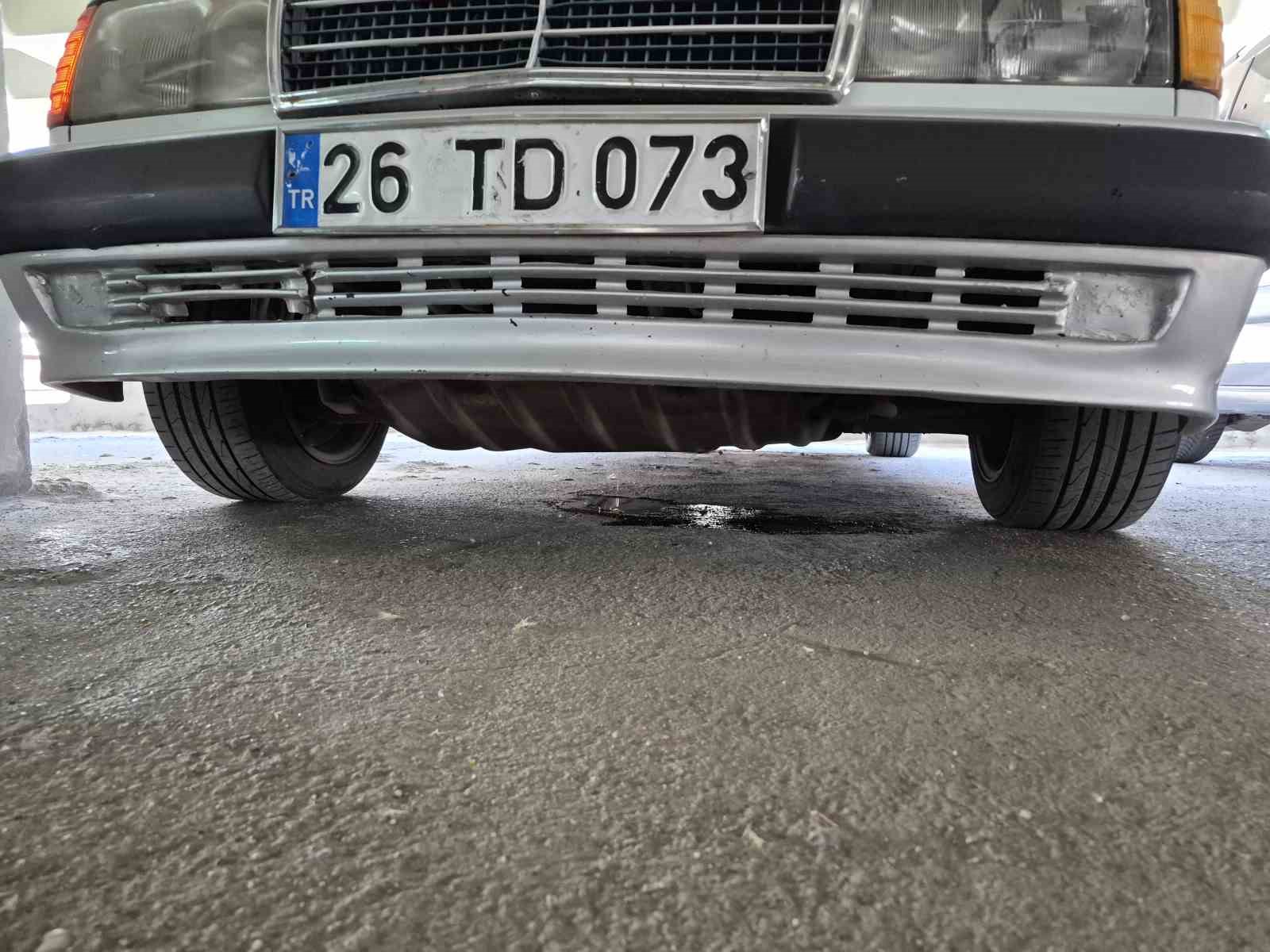 Katlı otoparkta yakıt sızdıran otomobil paniğe sebep oldu