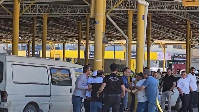 Otomobile silahlı saldırı: 2 ölüAydın'ın Söke ilçesinde park halindeki otomobile düzenlenen silahlı saldırıda sürücü Ercan Zengin (31) ve Nurgül Aslan (25) hayatını kaybetti.