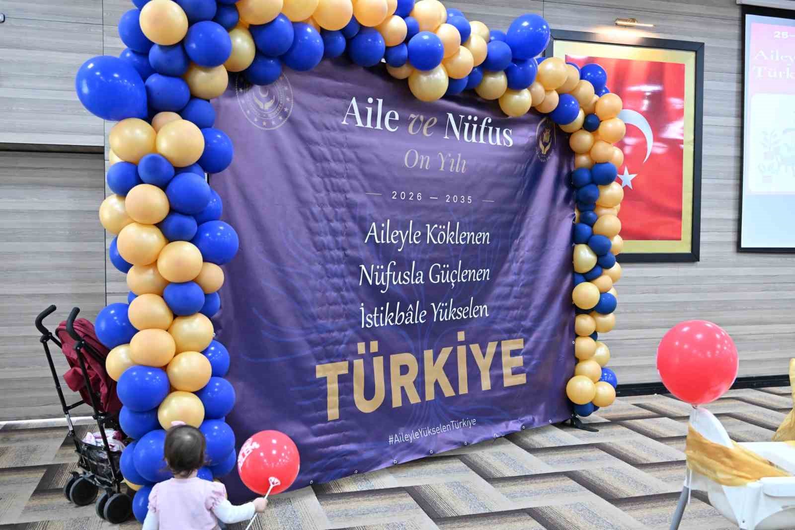Manisa’da üç kuşak aynı sofrada buluştu