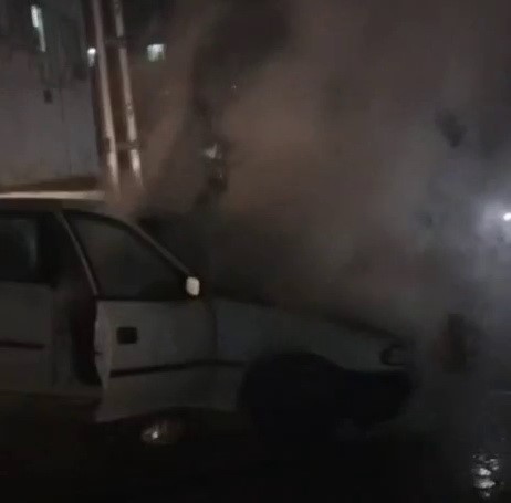 Park halindeki otomobil alev aldı