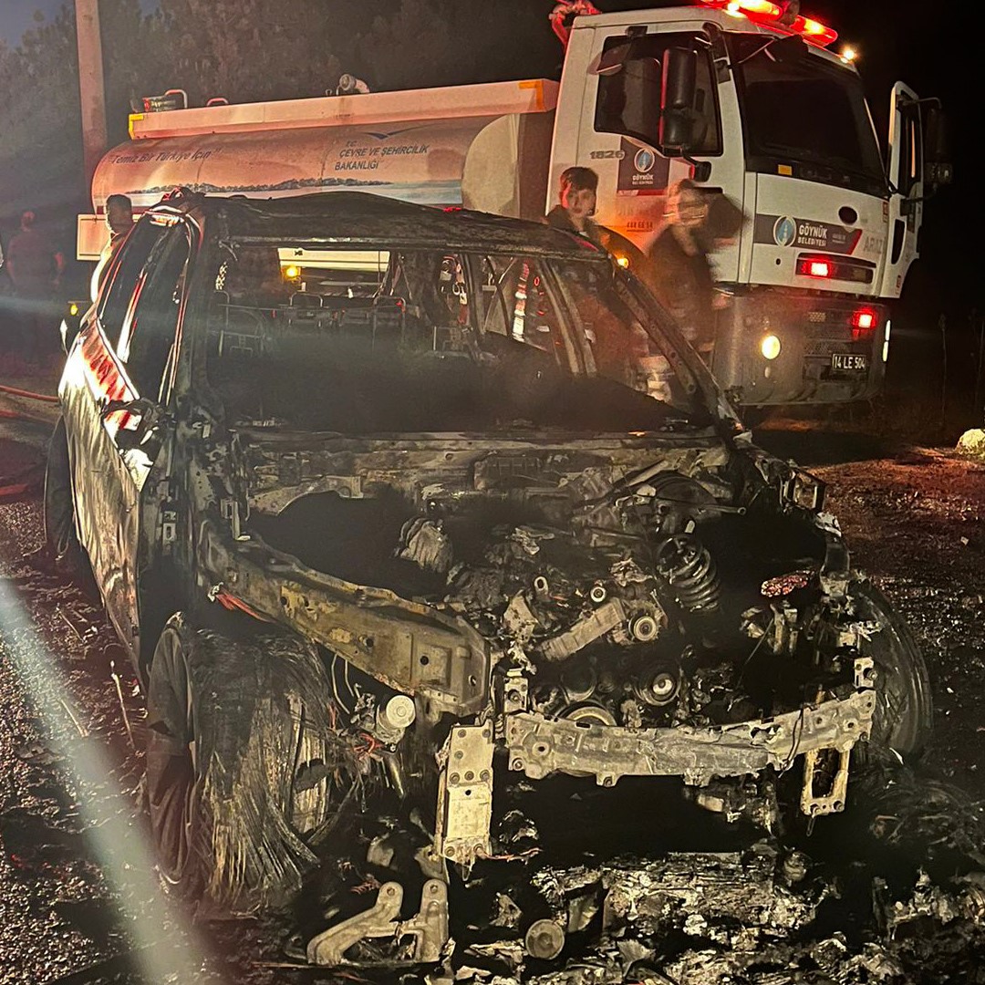 Bolu’da seyir halindeki otomobil alev alev yandı