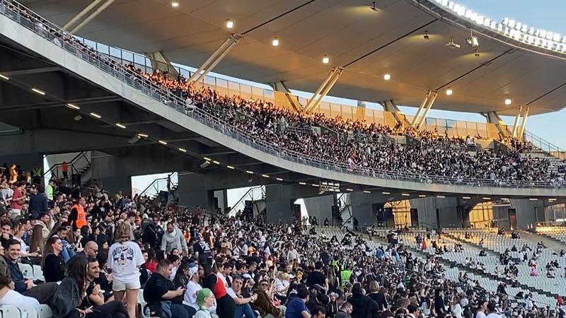 Kanye West’in konseri öncesi müzikseverler yerlerini aldıKanye West’in Atatürk Olimpiyat Stadyumu’nda vereceği konsere dakikalar kala müzikseverler tribünlerdeki yerlerini aldı. Çok sayıda ünlü isim de dünyaca ünlü sanatçıyı dinlemek için stadyuma geldi.