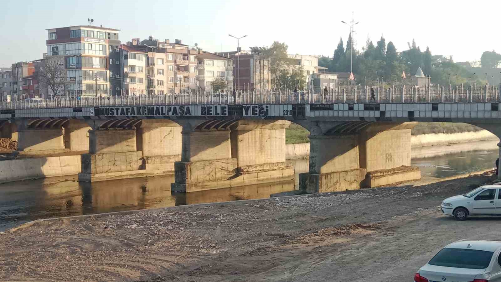 Köprüdeki dökülmüş yazı Mustafakemalpaşa’da bakımsızlığın sembolü oldu