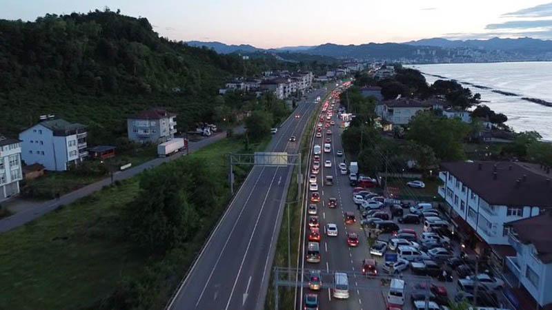 Bayram tatili dönüşü Karadeniz Sahil Yolu'nda yoğunlukKurban Bayramı tatili dönüşünde Karadeniz Sahil Yolu'nda trafik yoğunluğu oluştu. Ordu'nun Fatsa ilçesindeki Fatsa-Bolaman geçişinde trafik zaman zaman durma noktasına geldi.