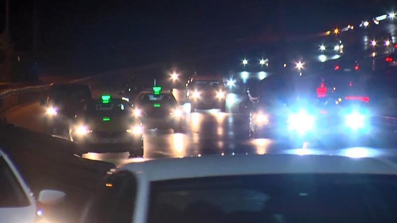İstanbul'da bayram dönüşü köprülerde trafik yoğunluğuKurban Bayramı'nı İstanbul dışında geçirenlerin dönüş yolculuğu devam ediyor. Gece saatlerinde 15 Temmuz Şehitler Köprüsü ve Fatih Sultan Mehmet Köprüsü'nde trafiğin akıcı yoğun olduğu görüldü.