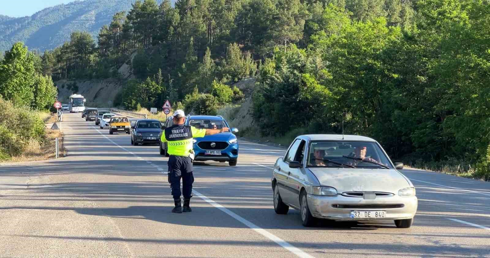 Isparta-Antalya kara yolunda jandarmadan kesintisiz denetim