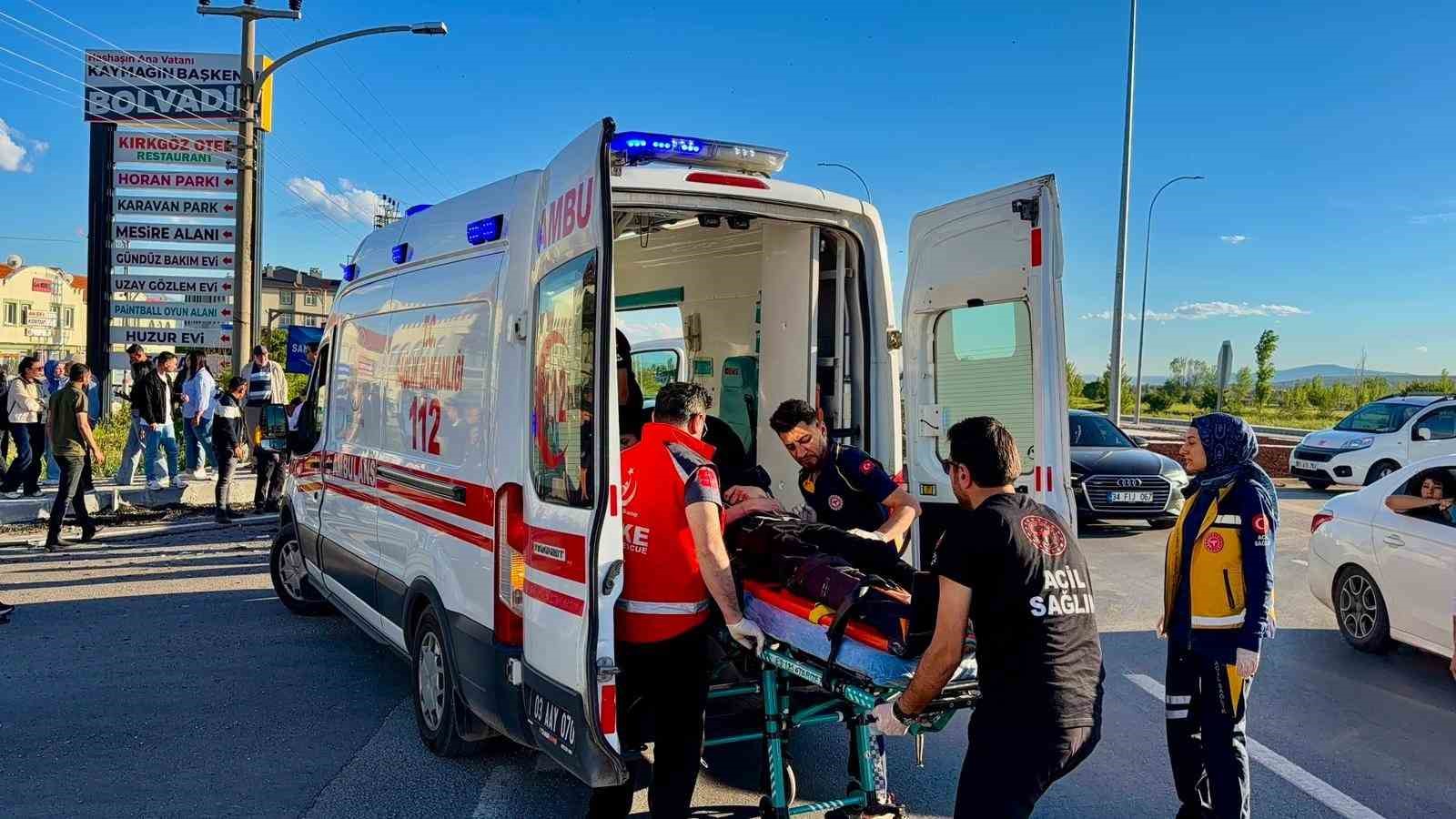 Otomobilin tur otobüsüne çarptığı kazada faciadan dönüldü