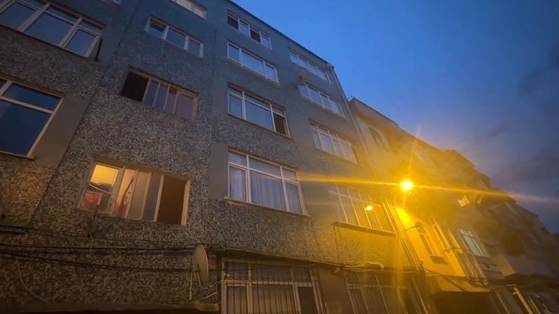 Fatih'te cam silerken 5'inci kattan apartman boşluğuna düşen kadın öldüFatih'te iddiaya göre cam silmek için çıktığı 5'inci kattan apartman boşluğuna düşen Türkmenistan uyruklu Telli Novruzova (43), hayatını kaybetti.