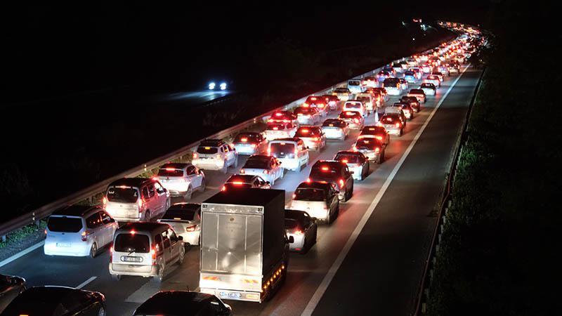 Anadolu Otoyolu Düzce geçişinde trafik durma noktasına geldiKurban Bayramı tatilinin son gününde geri dönüş yolculuğu sürerken, Anadolu Otoyolu'nun Düzce geçişi İstanbul yönünde gece saatlerinde trafik durma noktasına geldi.