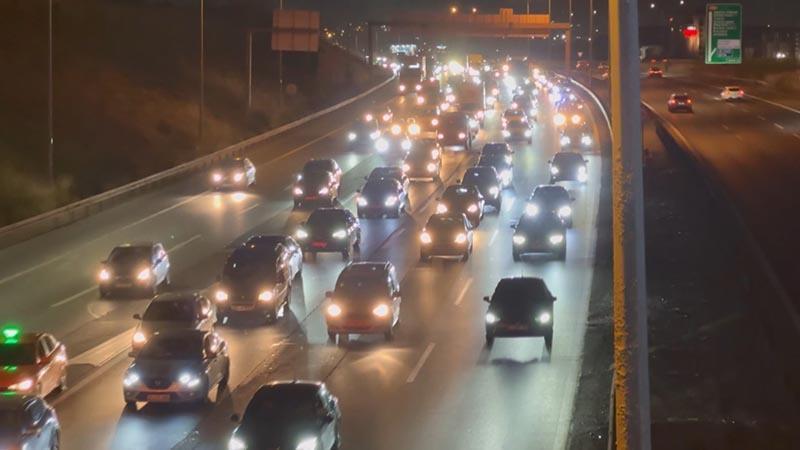 Bayram tatili dönüşü İstanbul girişinde trafik yoğunluğu9 günlük Kurban Bayramı tatilinin sona ermesinin ardından İstanbul'a dönenler TEM Otoyolu'nun Kurtköy mevkisi başta olmak üzere Pendik ve Sancaktepe kesimlerinde yoğunluk oluşturdu.