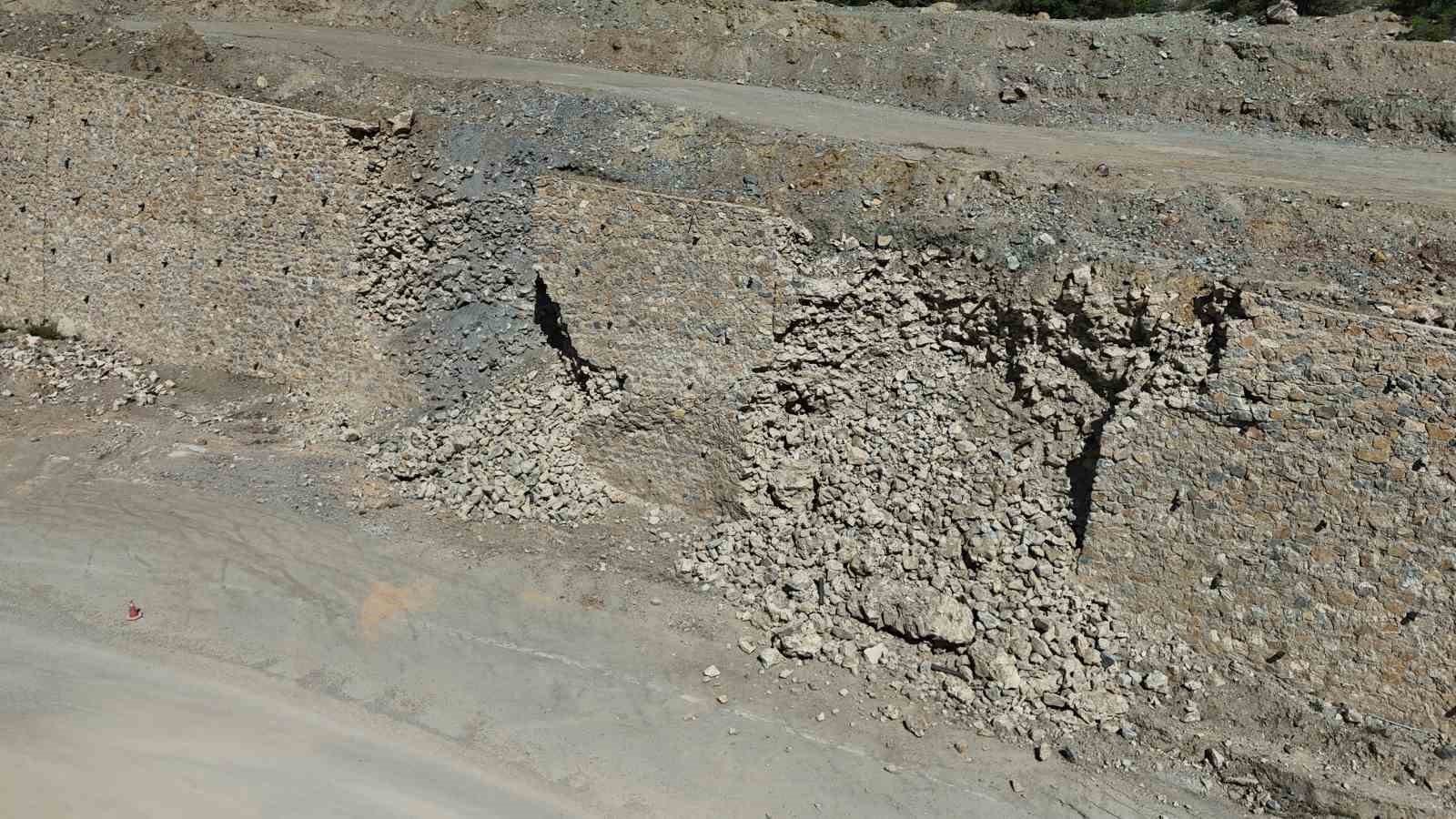 Sarıcakaya yolunun istinat duvarı yıkıldı
