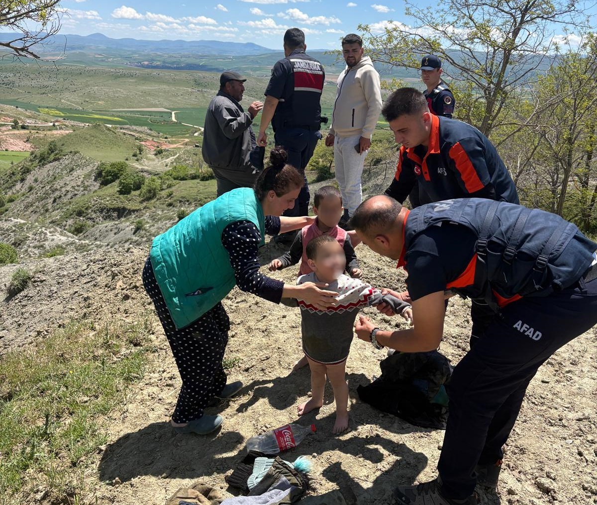 Çamura saplanan çocukları ekipler kurtardı