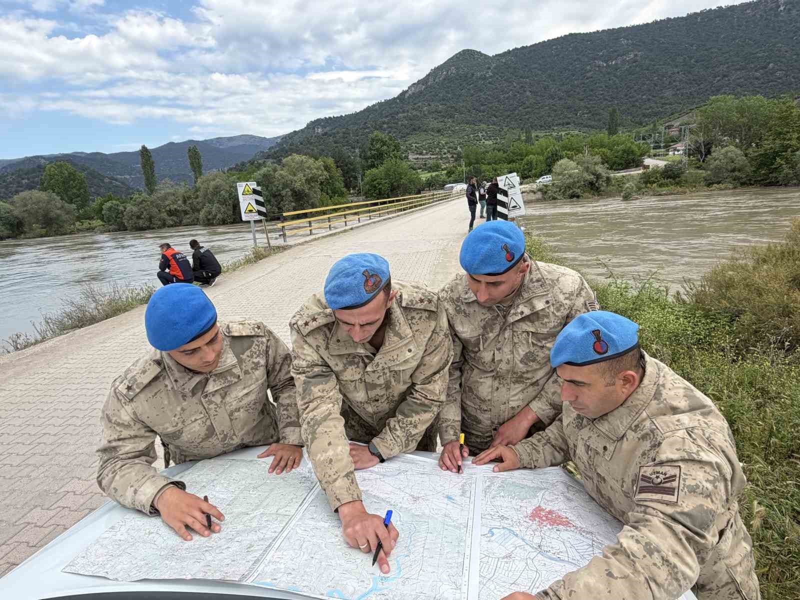 Tokat’ta 216 personel Kelkit Çayı’nda kayıp gençlerin izini sürüyor