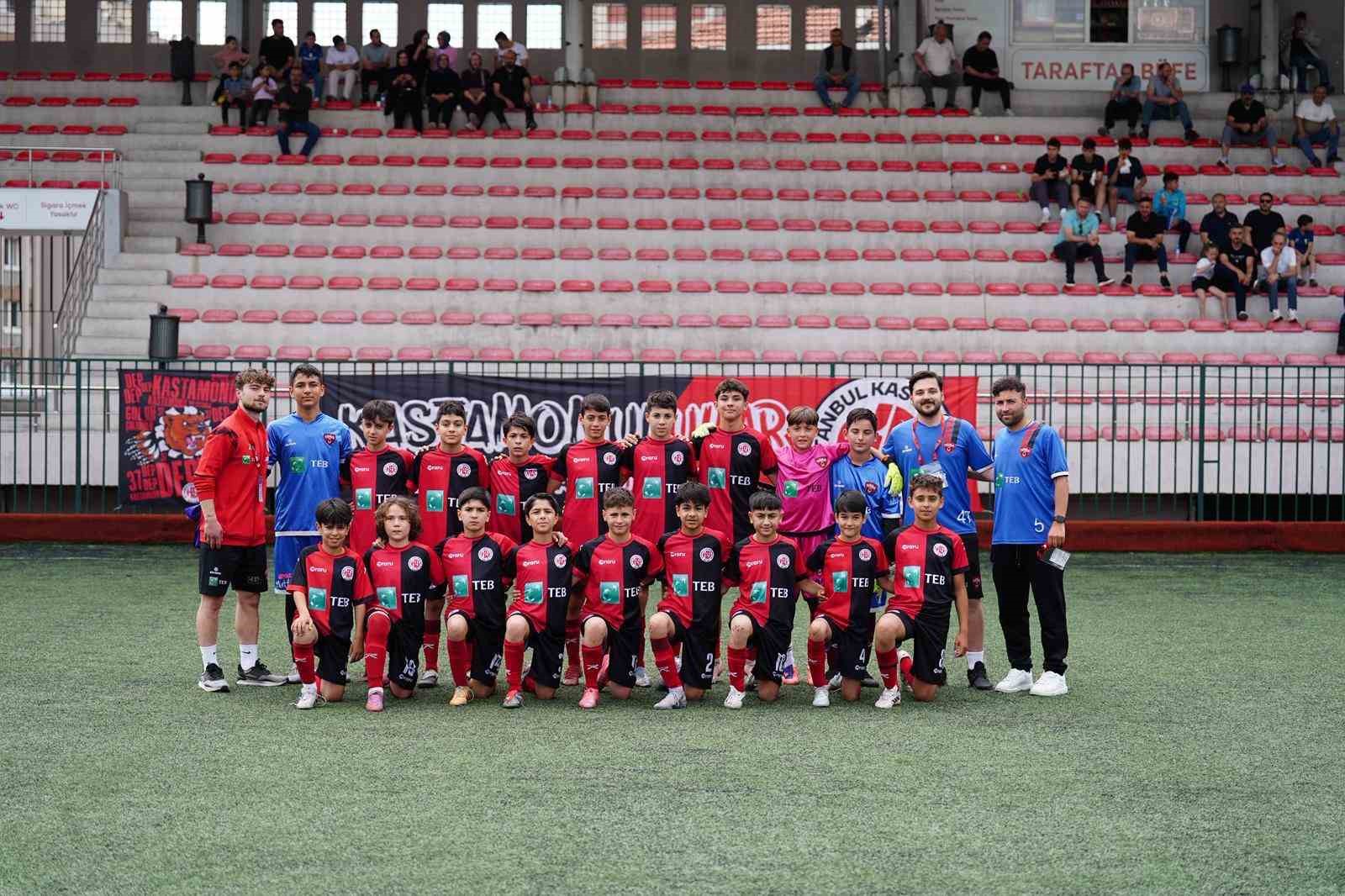 İstanbul Kastamonuspor U13 takımı şampiyon oldu