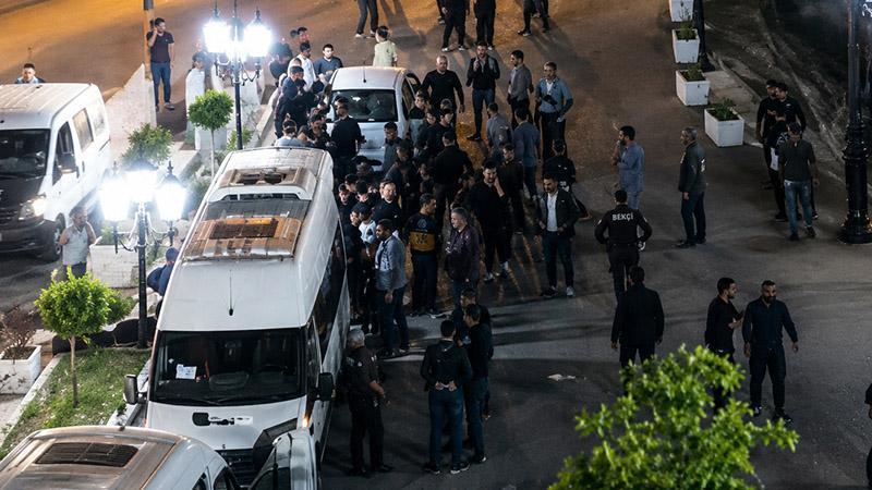 Kına gecesinde 2 aile arasında kavga; 8 yaralıHakkari'nin Çukurca ilçesinde kına gecesinde 2 aile arasında çıkan bıçaklı, sopalı ve taşlı kavgada 8 kişi yaralandı.
