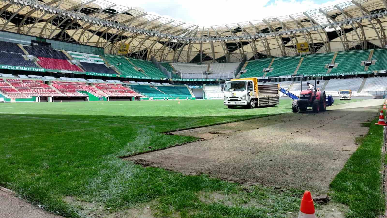 Konya Büyükşehir Stadyumu’nun zemininde renovasyon çalışması başlatıldı