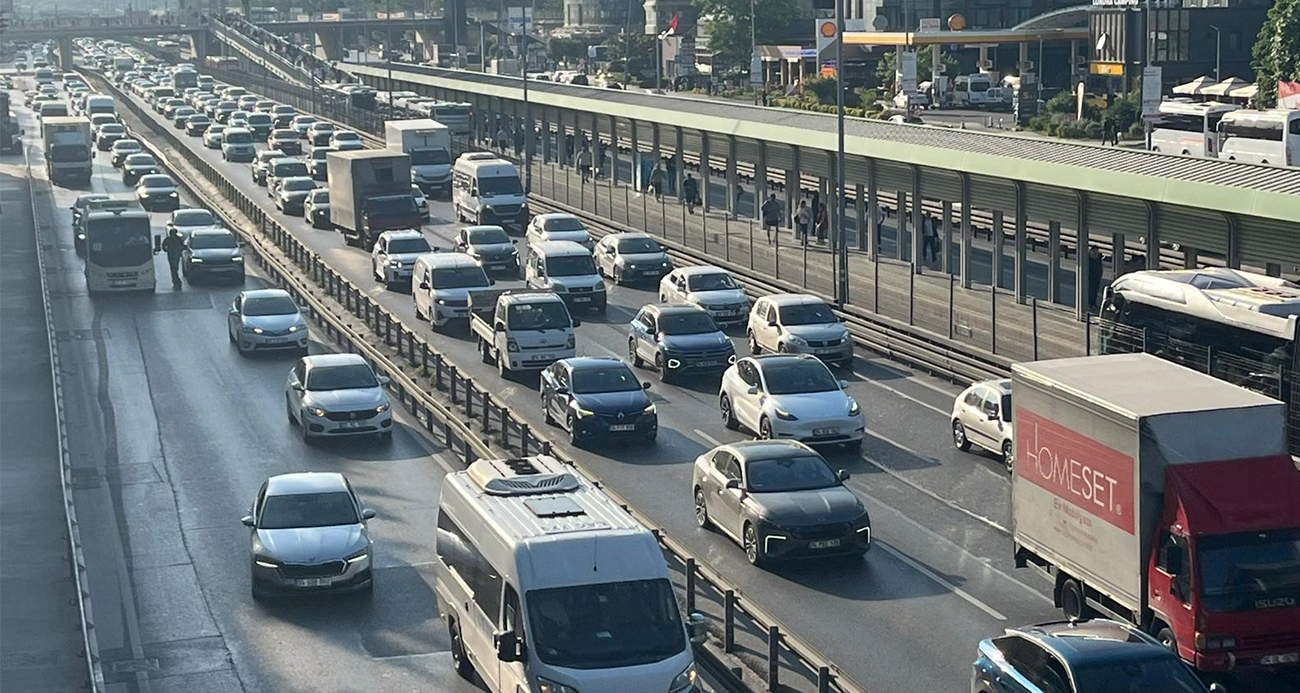 Uzun araç kuyrukları oluştu