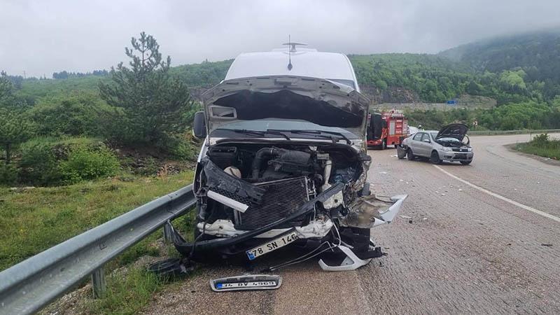 Minibüs ile otomobilin çarpıştığı kaza kamerada; 6 yaralı