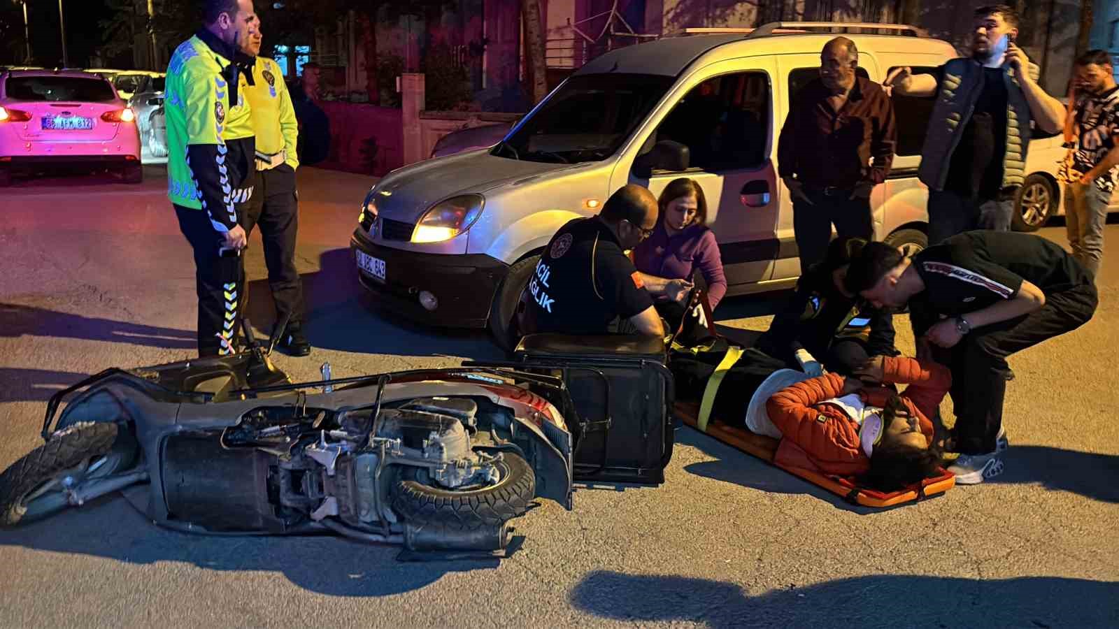 Panik yapan motokurye devrilerek yaralandı