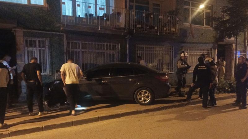 Cipin çarptığı otomobil savrularak doğal gaz kutusuna hasar verdi; binalar tahliye edildi
