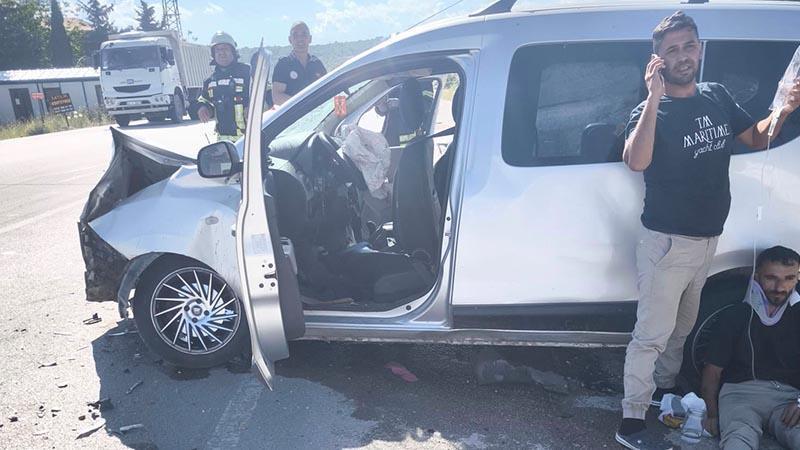 Mersin'de otomobil ile hafif ticari araç çarpıştı: 6 yaralıMersin'in Erdemli ilçesinde hafif ticari araç ile otomobilin çarpışması sonucu 6 kişi yaralandı.