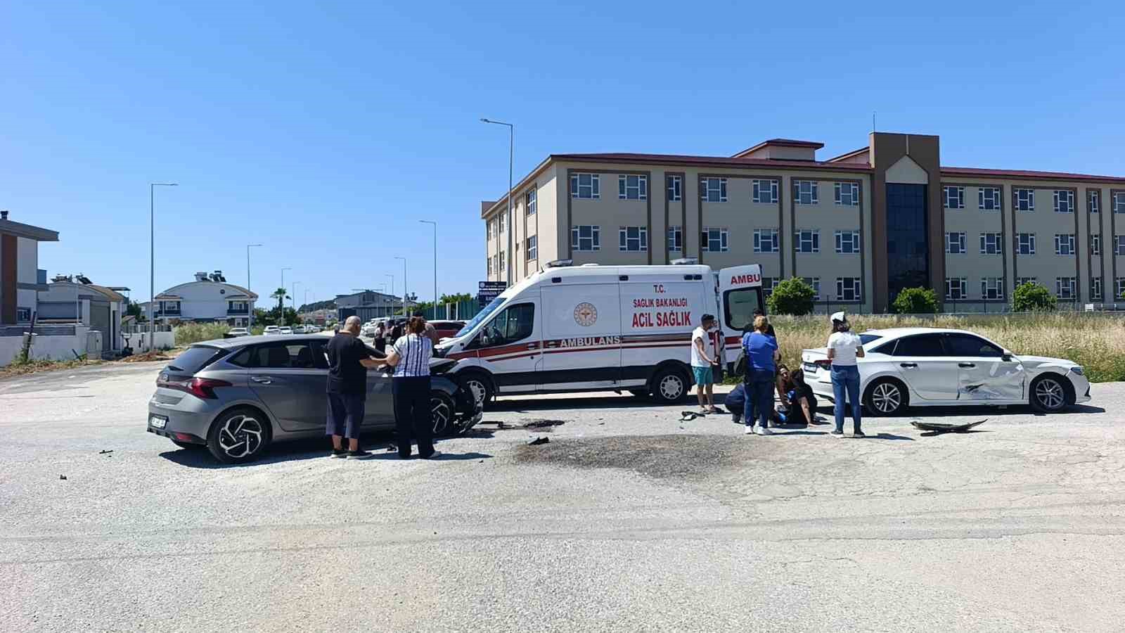 Kontrolsüz kavşakta çarpışan otomobillerin sürücüleri yaralandı