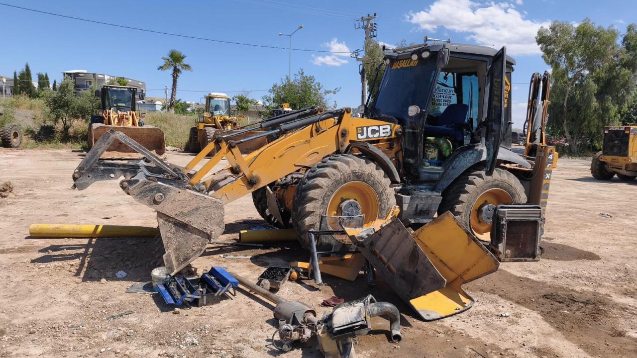 Tamir ettikleri iş makinesinin altında kaldılar: 1 ölü, 1 yaralı