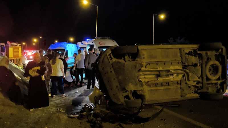 Batman’da düğünden dönen ailenin bulunduğu hafif ticari araç takla attı: 6 yaralıBatman'ın Gercüş ilçesinde düğünden dönen ailenin bulunduğu hafif ticari aracın takla atması sonucu 6 kişi yaralandı.