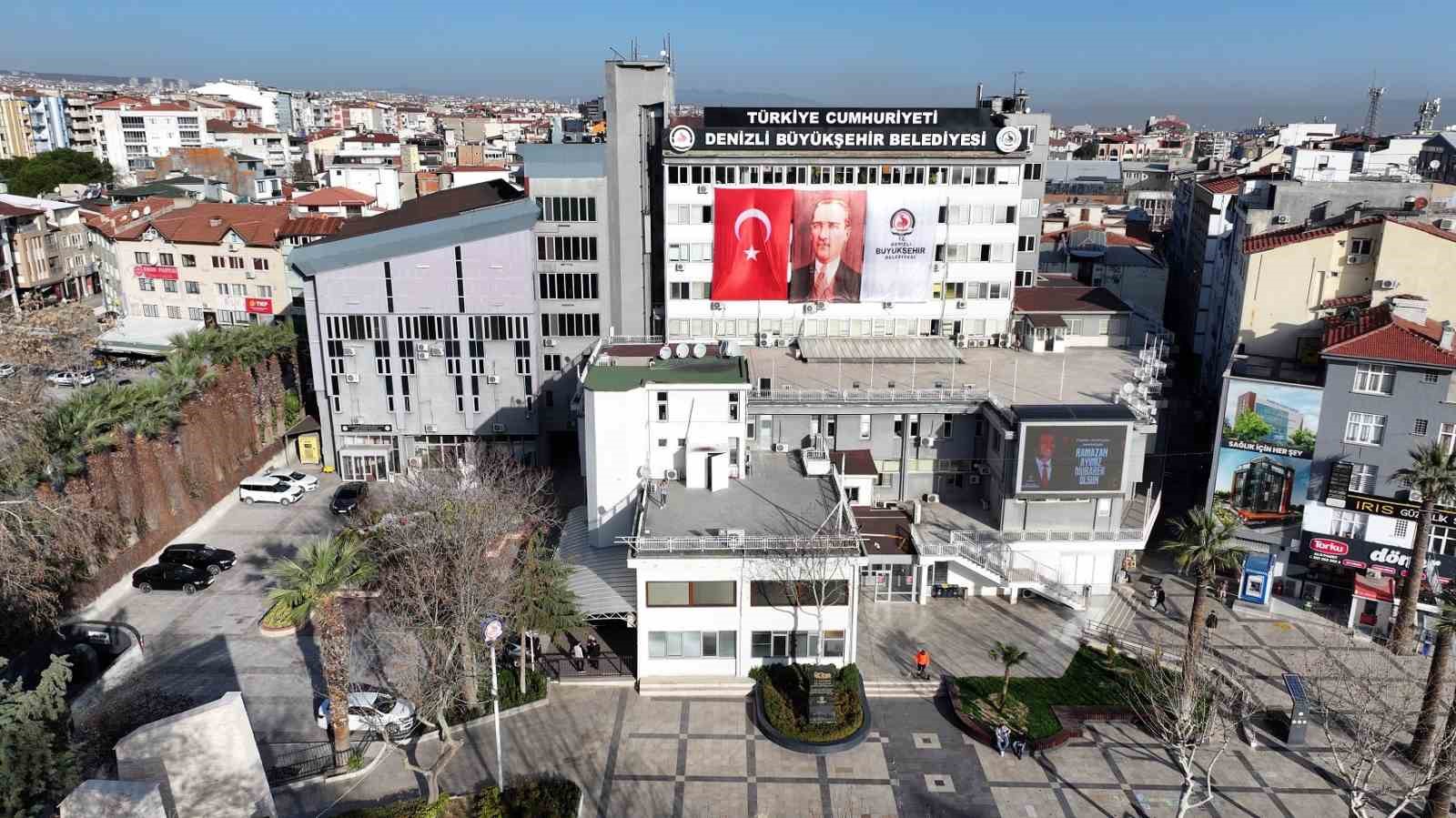 Denizli Büyükşehir sınav yolculuğunda öğrencileri yalnız bırakmıyor