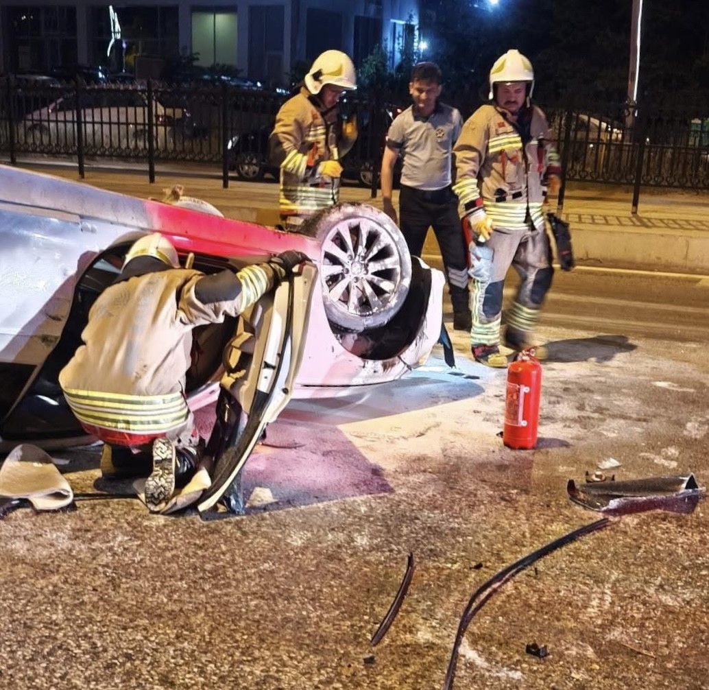 Edirne’de otomobil refüje çarpıp takla attı: 1 yaralı