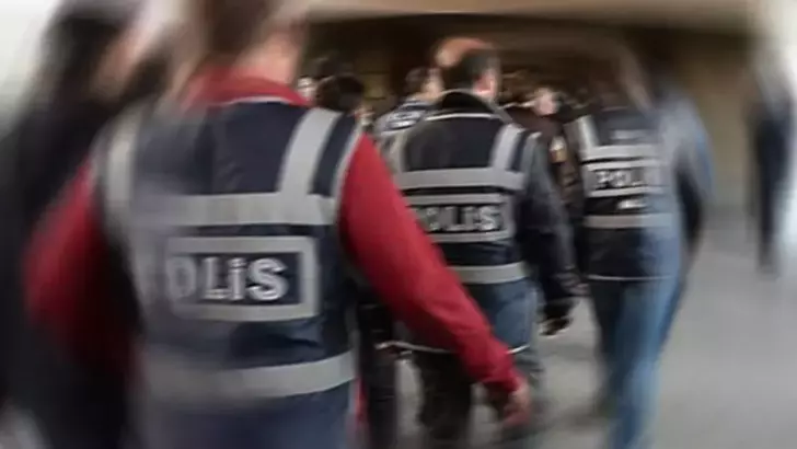 Ankara merkezli 20 ilde yasa dışı bahis operasyonu: 59 gözaltıAnkara merkezli 20 ilde 180 milyar liralık kripto para trafiğini yönettiği belirlenen yasa dışı bahis ve kumar organizasyonuna yönelik operasyonda 59 şüpheli yakalandı.
