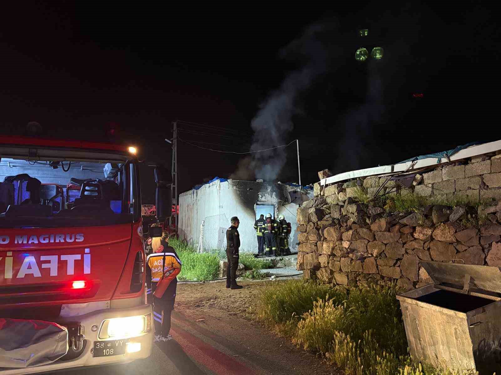 Kayseri’de metruk evde yangın