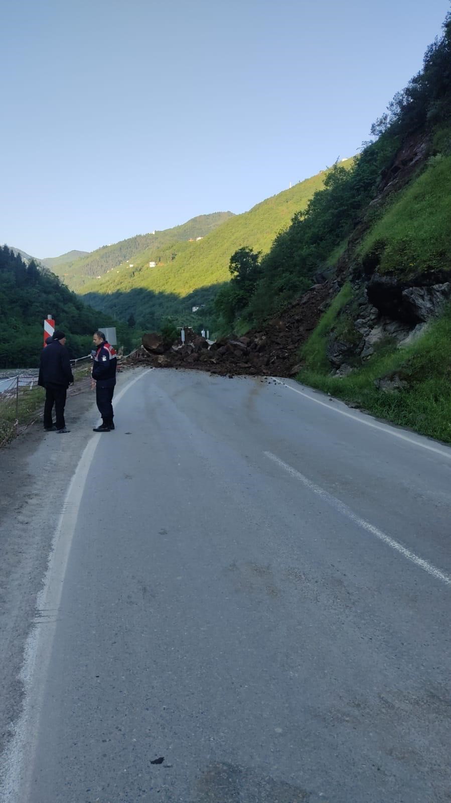 Trabzon-Bayburt karayolu heyelan nedeniyle ulaşıma kapandı