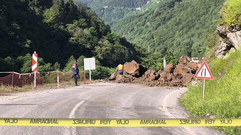 Trabzon-Bayburt kara yolu heyelan nedeniyle ulaşıma kapandı