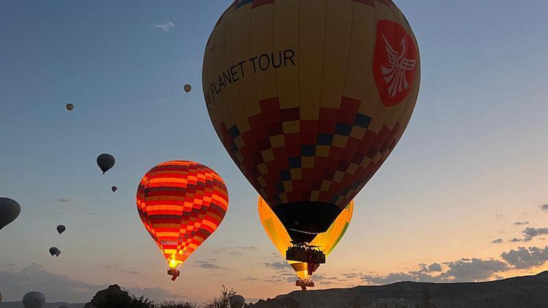 Kapadokya’yı Kurban Bayramı’nda 147 bin turist ziyaret ettiTürkiye’nin önemli turizm merkezlerinden Kapadokya Bölgesi'ndeki müze, ören yeri ve yeraltı şehirlerini Kurban Bayramı’nda 147 bin 571 yerli ve yabancı turist ziyaret etti.