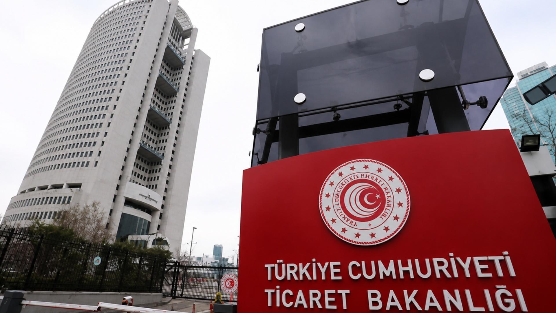 Bayramın son günü gümrük kapılarında rekor girişTicaret Bakanlığı, Kurban Bayramı'nın son günü olan 30 Mayıs 2026'da, Avrupa'ya açılan kara gümrük kapılarında binek araç ve yolcu girişlerinde rekorlar kırıldığını duyurdu.
