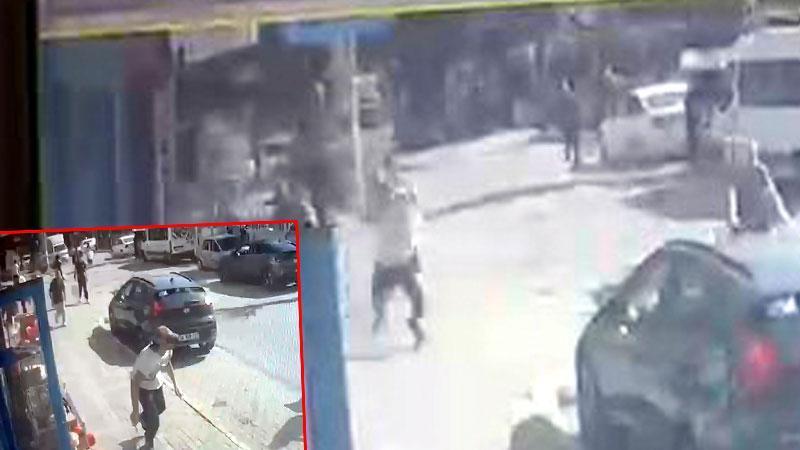 Avcılar’da çocuk kavgasına büyükler karıştı: 1 yaralı, 3 gözaltıAvcılar’da çocuklar arasında çıkan ve büyüklerin de karıştığı kavgada 1 kişi bıçaklanarak yaralandı. Kaçan 3 şüpheli Büyükçekmece’de yakalanırken, kavga anı güvenlik kamerasına yansıdı.