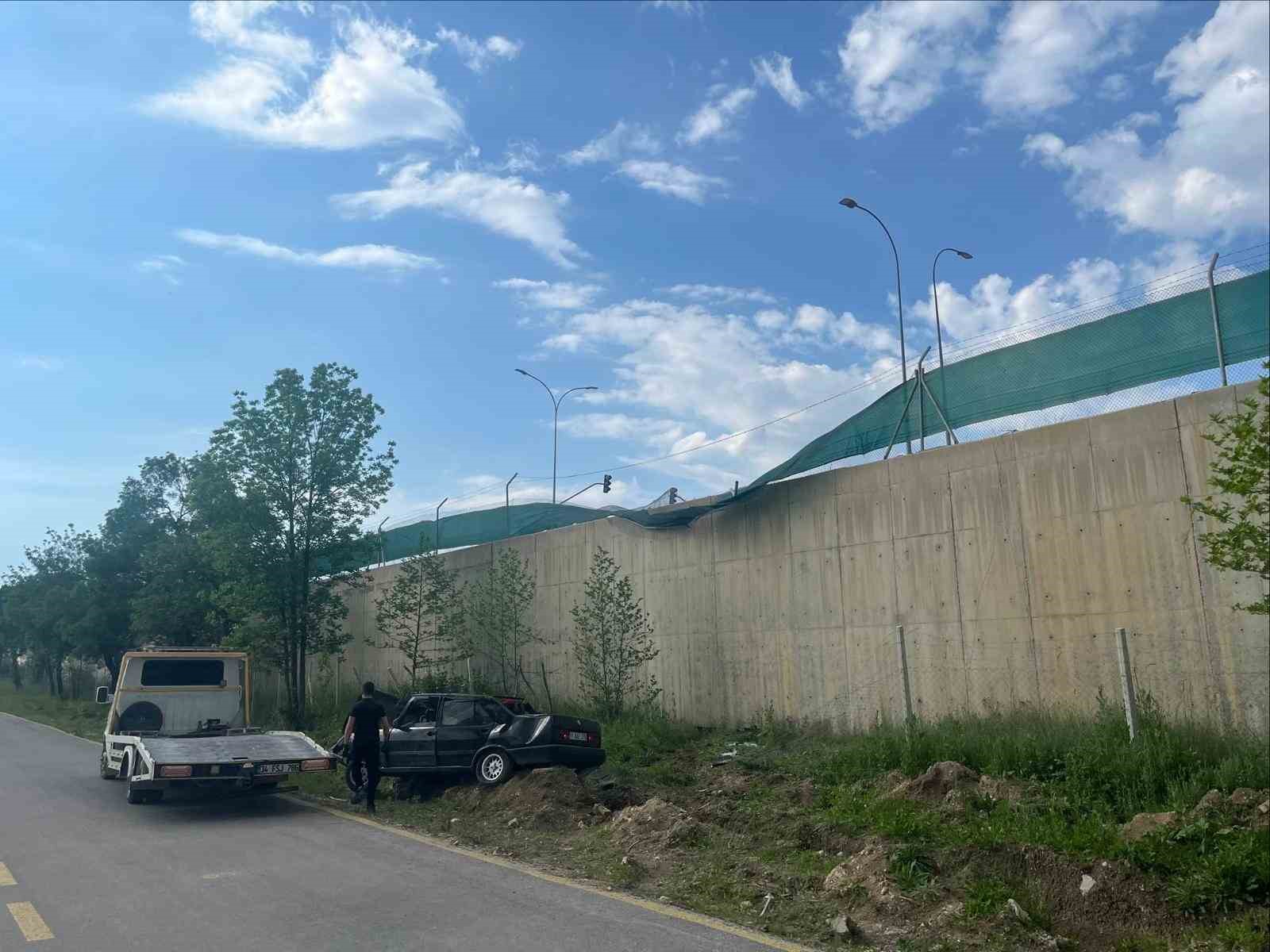 Alkollü sürücünün kullandığı araç askeri birliğin bahçesine uçtu