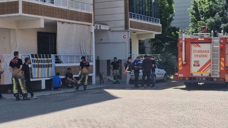 Evin çocuk odasında çıkan yangında 1 kişi dumandan etkilendi